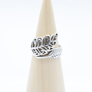 Ring zilver Mt. 8/57 Veer en bloem RB136