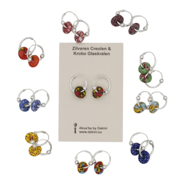 Zilveren Creolen met assorti Krobo kralen