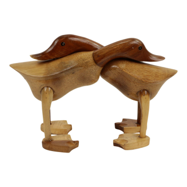 Beeld hout eenden knuffelend
