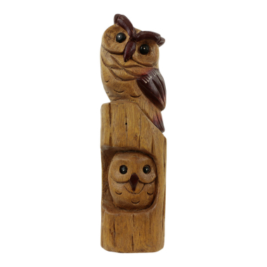 Beeld hout uil op boomstronk