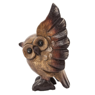 Beeld hout uil met gespreide vleugels