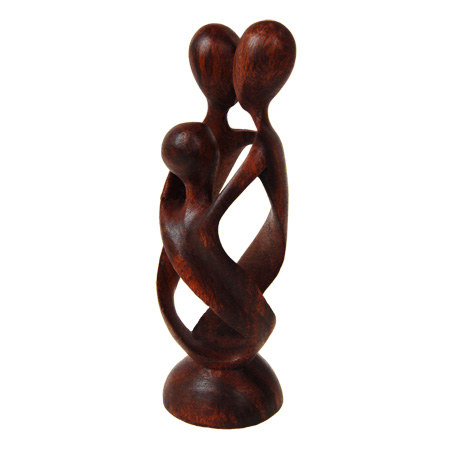 Die Holzstatue wurde zur dreiköpfigen Familie. L