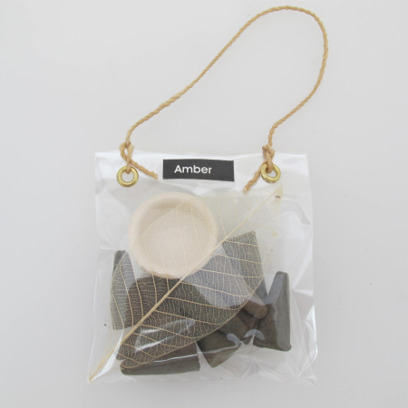 Wierook, 10 kegeltjes in tasje + ker.houder, Amber