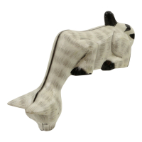 Hölzerne Katze schaut nach unten mit grauen Flecken M