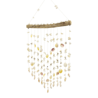 Wanddekorationskordel mit weißen Muscheln