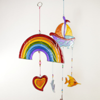 Ornament resin regenboog met hart multi.