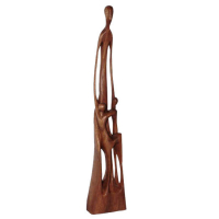 Beeld hout familie houden elkaar vast