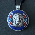 Hanger Ganesh op koord, metaal ingelegd met lapis lazuli, koraal