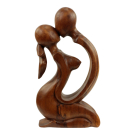 Holzstatue küssender Menschen